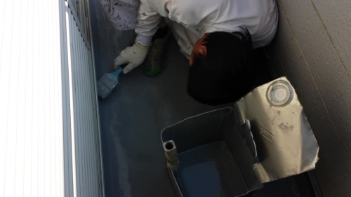 2013年10月28日　瀬谷区押切邸：立ち上がり塗布中２