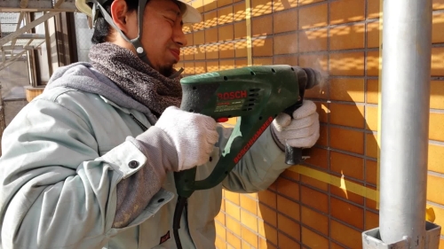 2014年1月16日　ホルツハイム妙蓮寺：タイルに穴開け最中