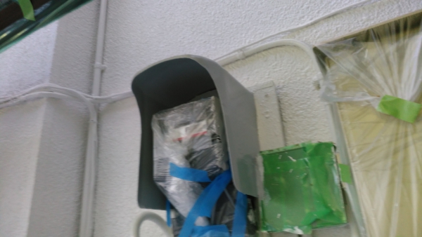 配電盤関係まわりは結構細かいのです。塗料漏れに気を付けて細かい養生作業が必要なのです。