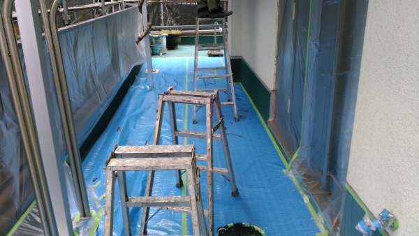 2階のベランダは軒が突出しているため、足場ではなく脚立作業にしました。