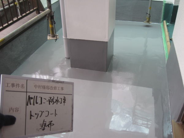 トップコートを塗布して仕上げ。