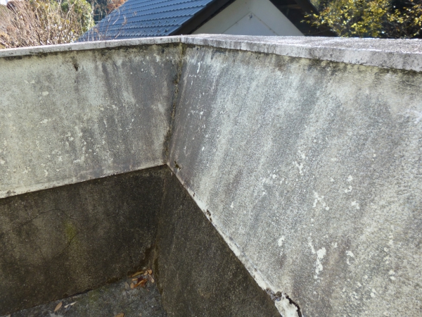 屋上内側の腰壁です一部クラックが発生していてカビと汚れにまみれてしまっています。念入りに高圧洗浄が必要かと思われます