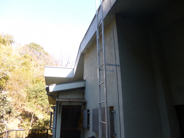 2階から屋上に登る鉄製のはしごがありますこれも塗装します