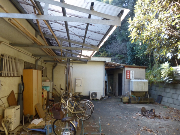 物があふれかえっている家の北側の敷地
