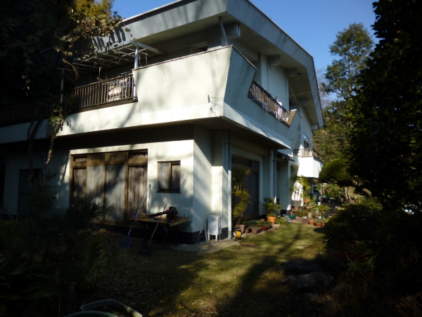 木漏れ日が当たる2階建ての家