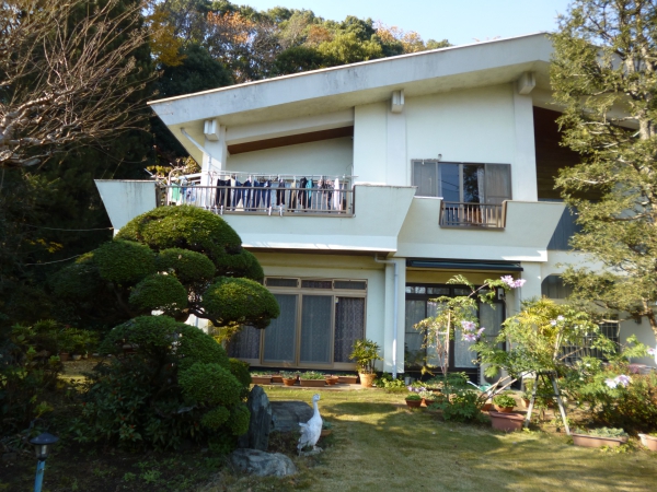 広い芝生がある庭の家