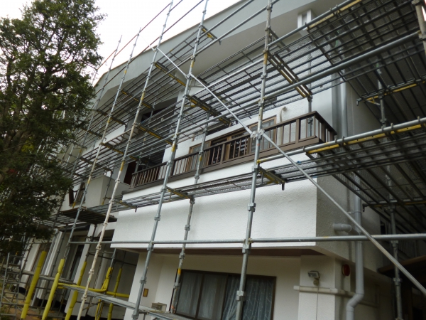 お家は厳密に言うと2階建てですが、足場は4段で組ませていただきました塗装職人も無理な体勢をせずに作業することができました