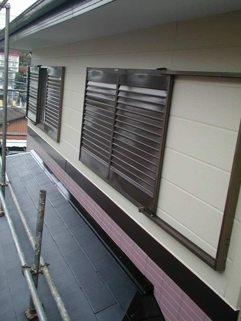 雨戸と下屋根