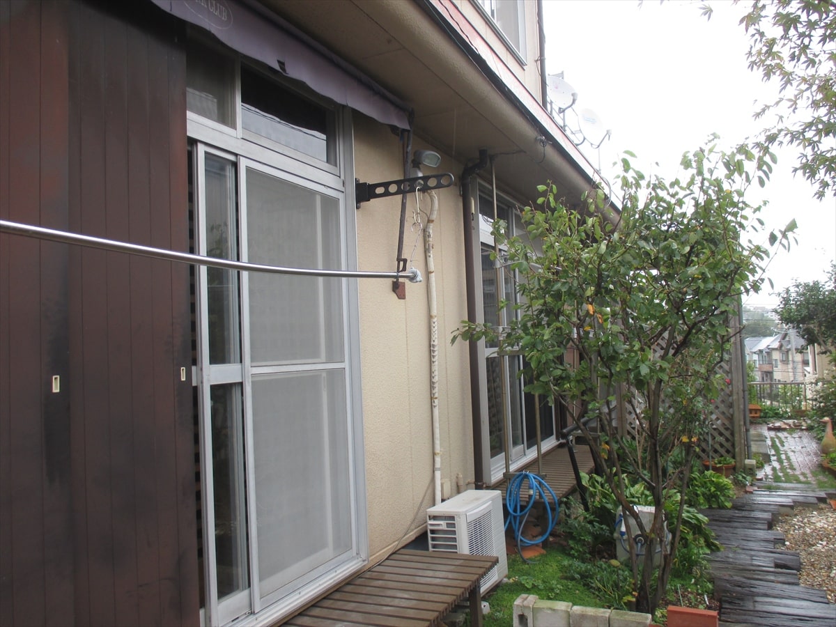 雨戸と外壁