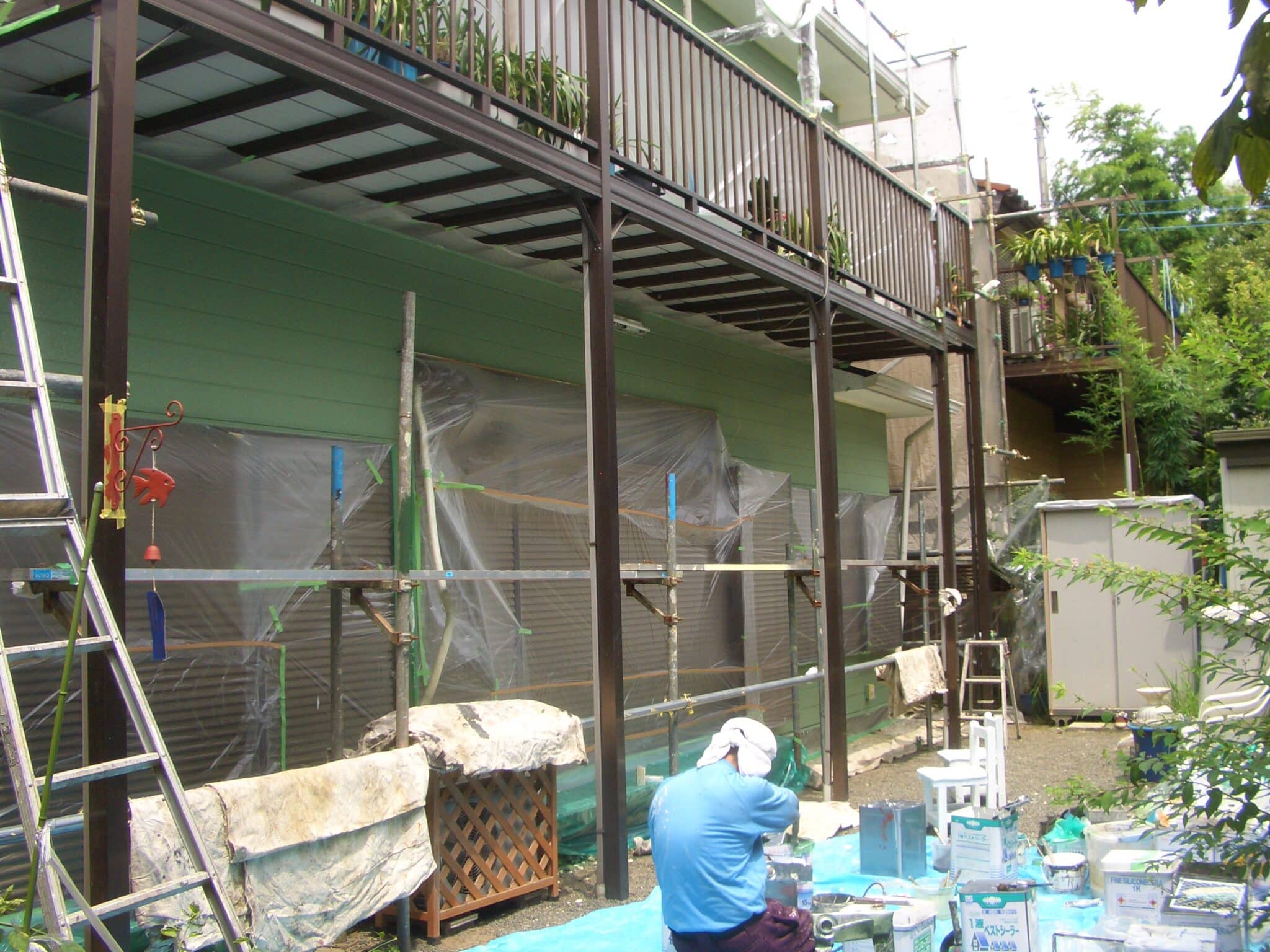 庭で段取りする職人