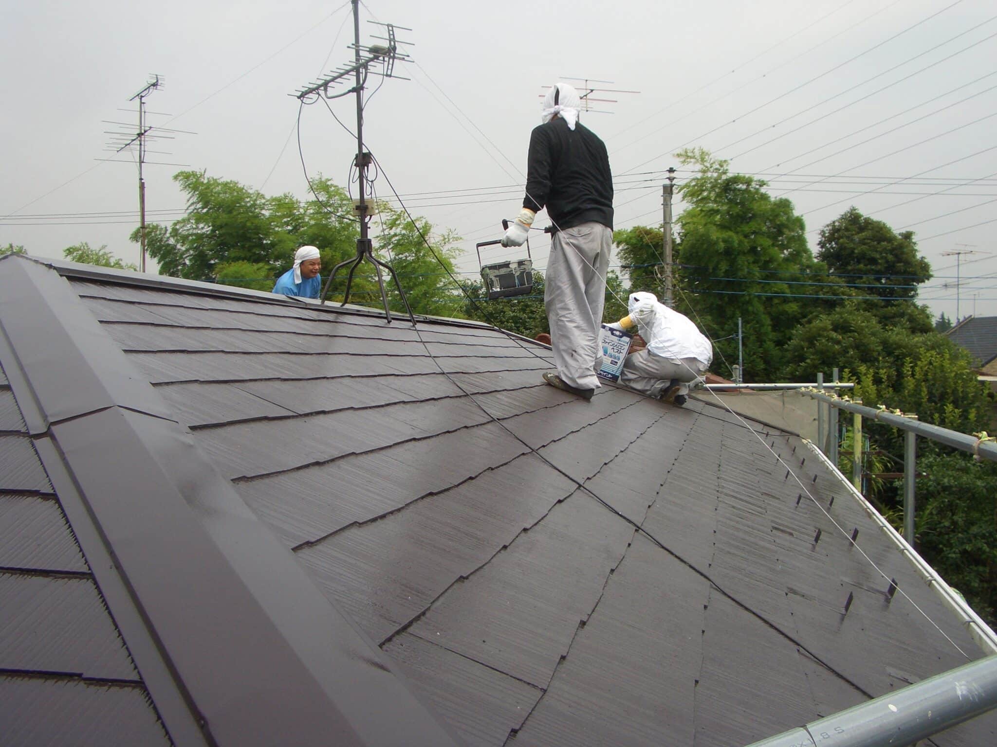 屋根の上の職人
