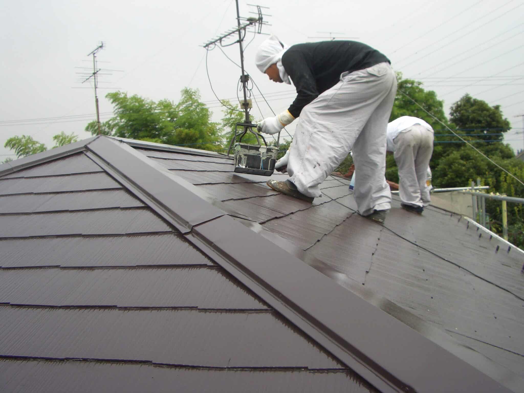 屋根の上で作業する職人