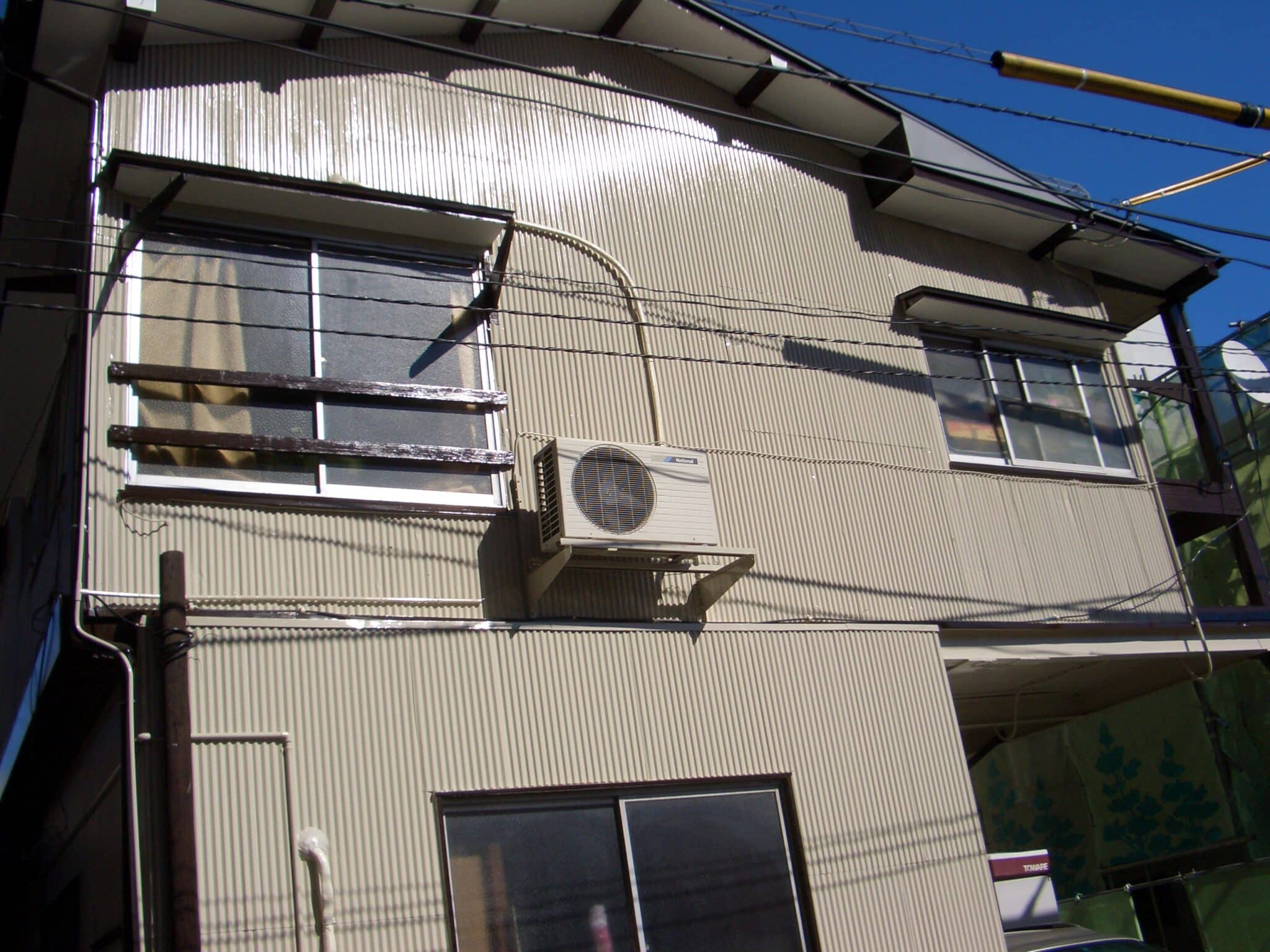 ピカピカに光るトタン壁