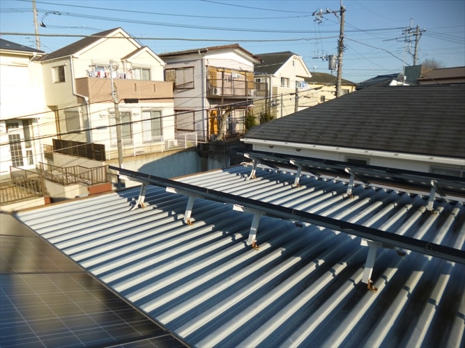 塗装職人の折半屋根塗装