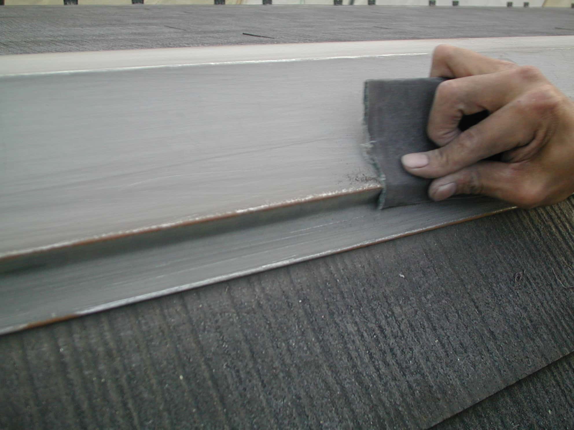 棟板金の下地調整のペーパー研磨