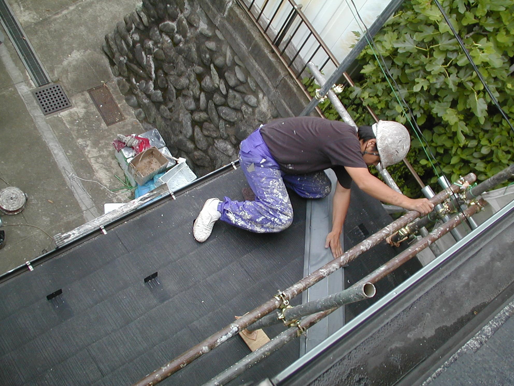 足場につかまっての作業