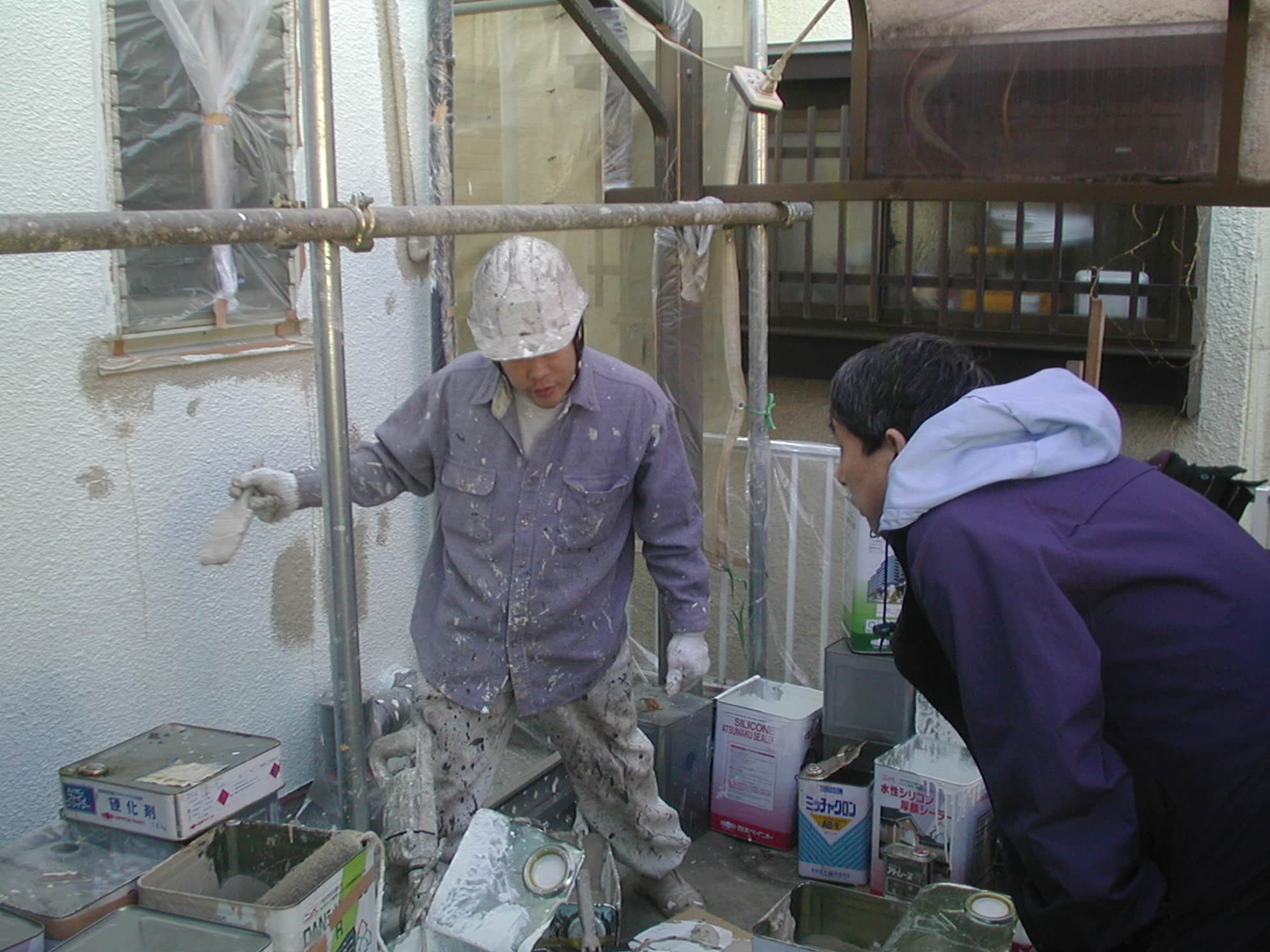 塗装状況を施主に説明
