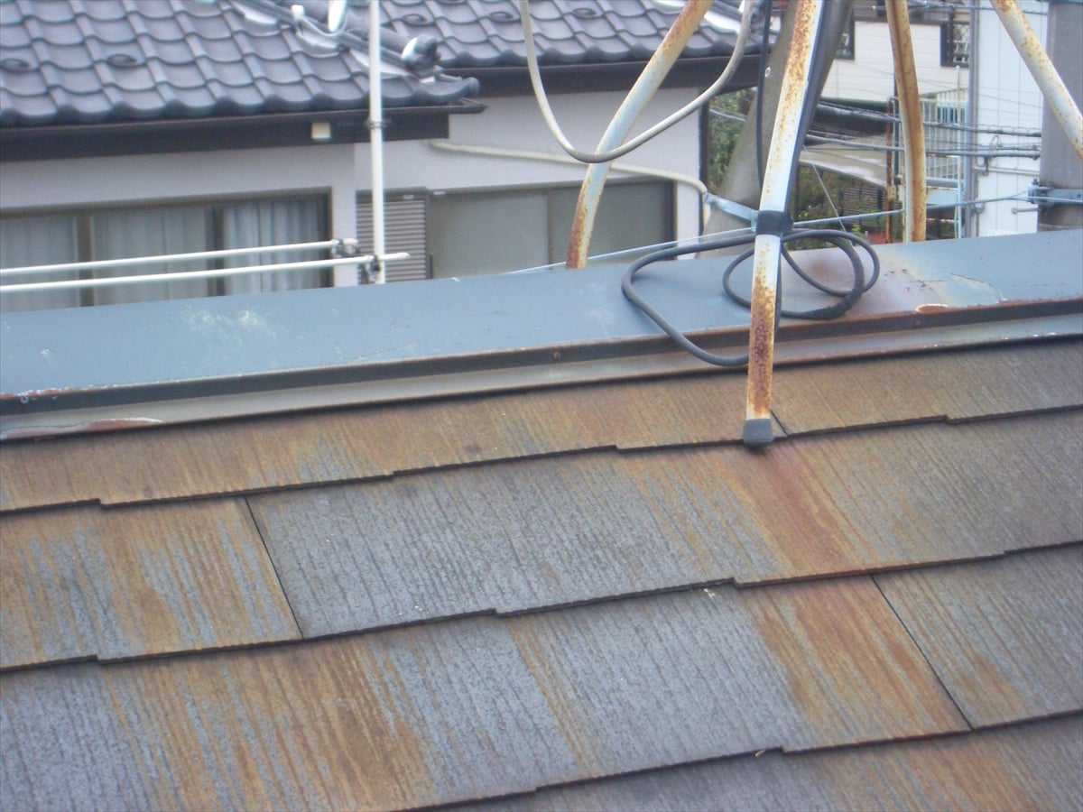 さび汁が付着したスレート屋根