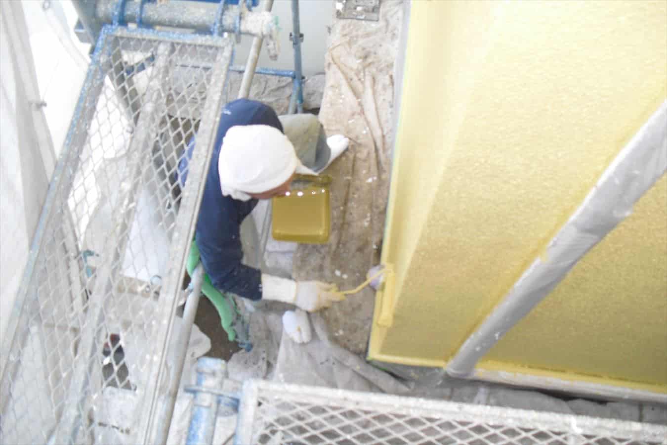 壁の上塗り　ローラー作業
